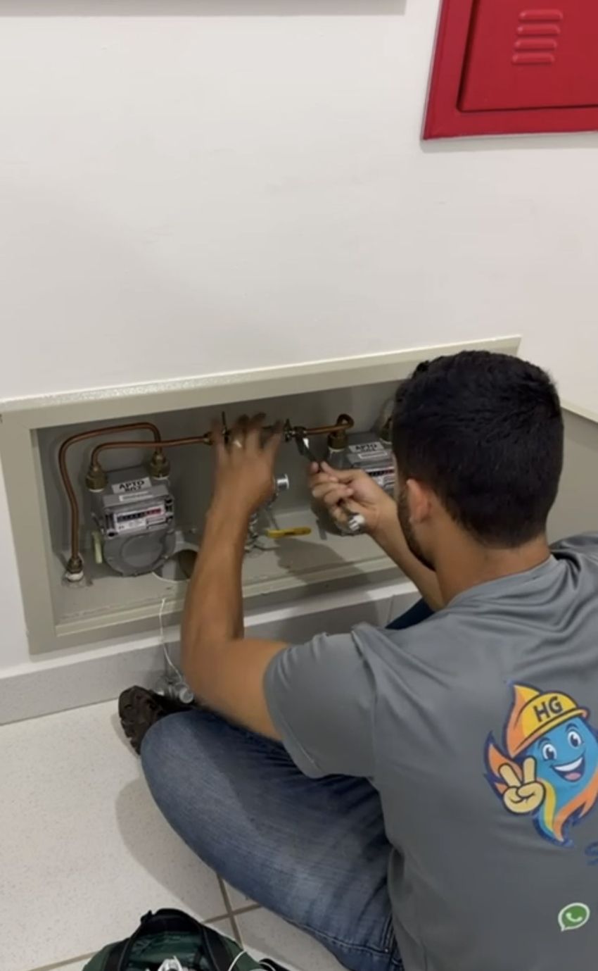 Técnico da HG Soluções em manutenção de central de medidores de gás